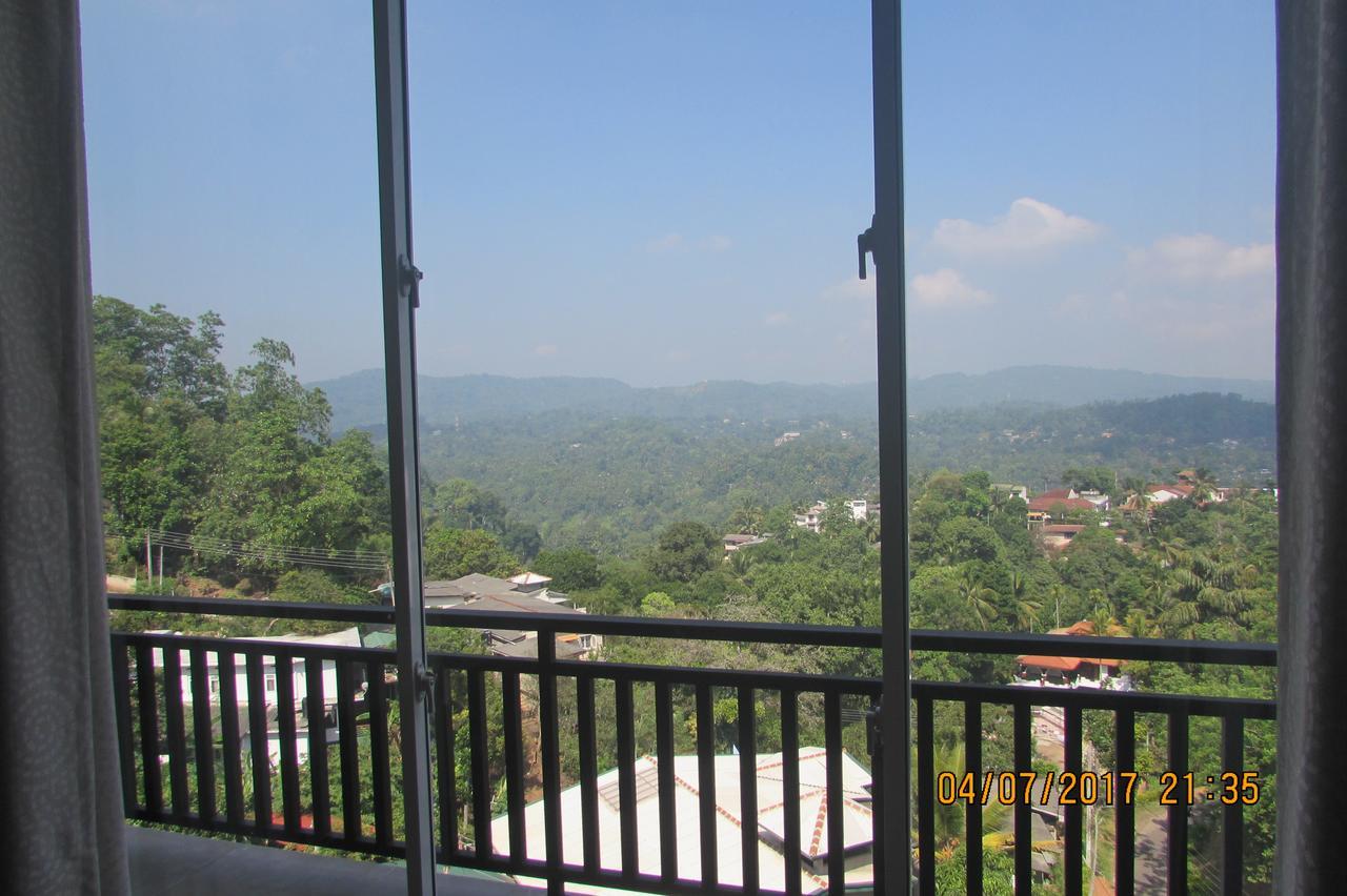 Red Chillies Tourist Inn Kandy Exterior photo