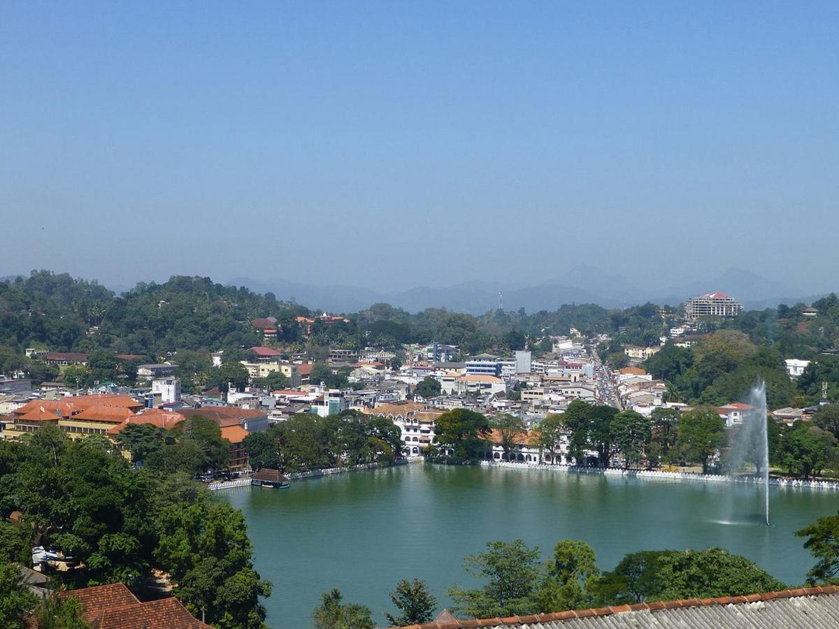 Red Chillies Tourist Inn Kandy Exterior photo
